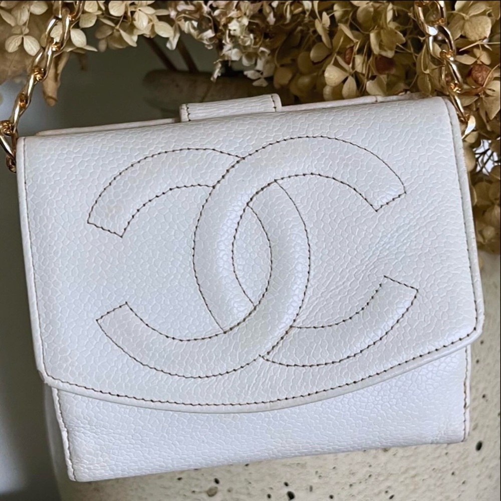 VINTAGE Caviar Timeless CC BIFOLD Wallet in White - Picture 16 of 16